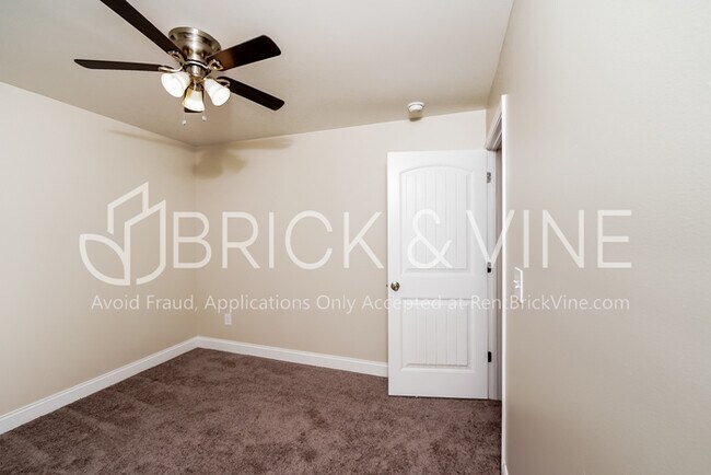 Building Photo - 985 Clover Ave