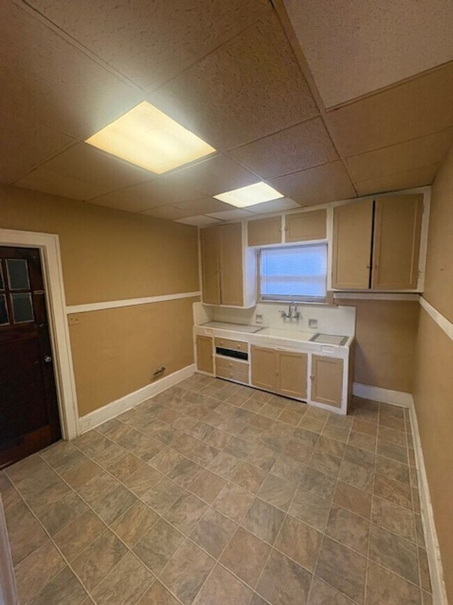 Building Photo - 1208 NE Jefferson Ave