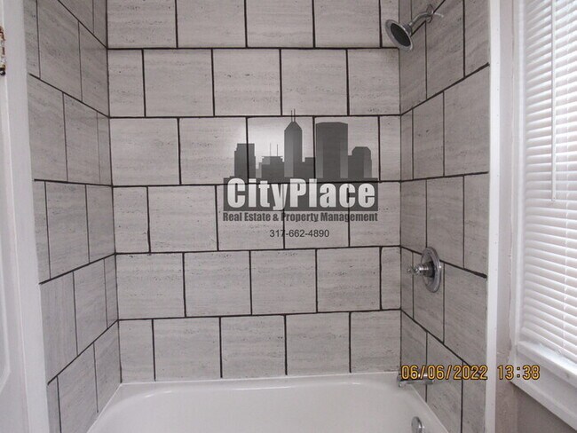 Building Photo - *Move in Special* 925 N Gladstone Ave. Ind...