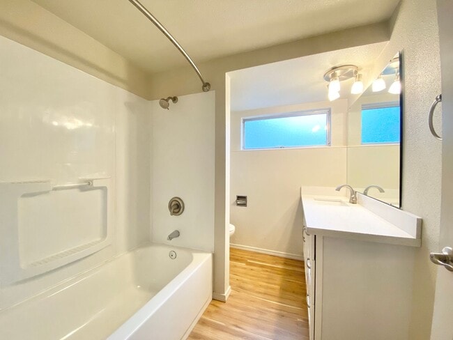 Building Photo - Amazing large 2-bedroom 1 bathroom Apartme...