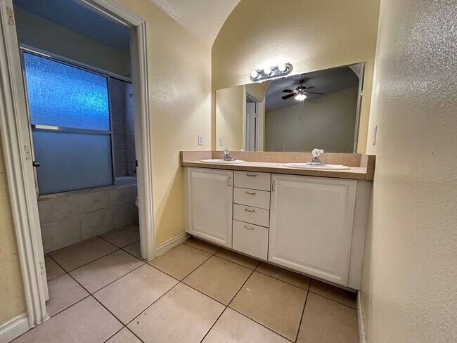 Building Photo - Single Story Home with No HOA