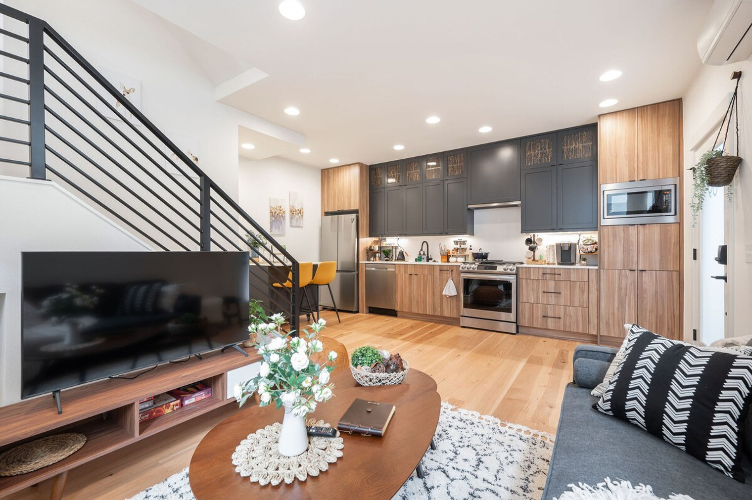 Building Photo - 34 W Cremona St