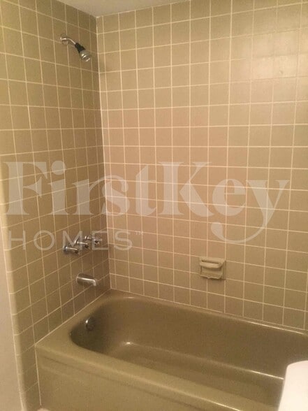 Building Photo - 202 SW Reynolds Ave