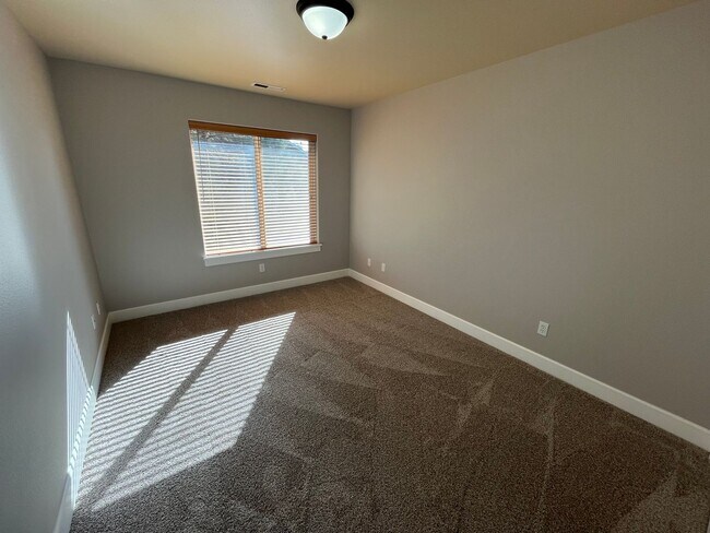 Building Photo - Beautiful and Spacious 4 Bed/2.5 Bath Home in NW Bend