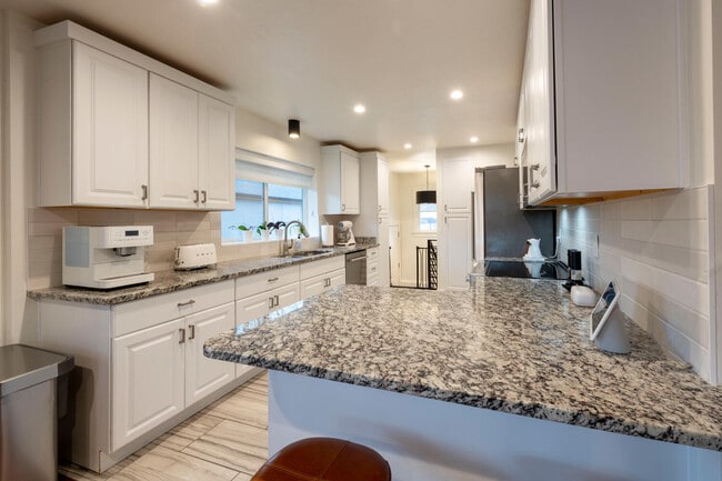 Building Photo - 1139 E Sherman Ave