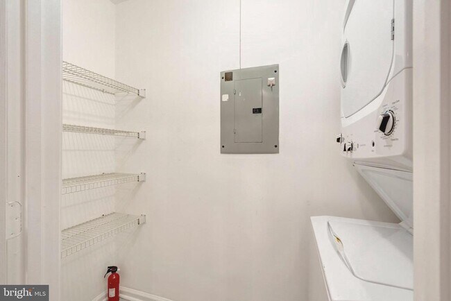 Building Photo - 1701 Lake Shore Crest Dr