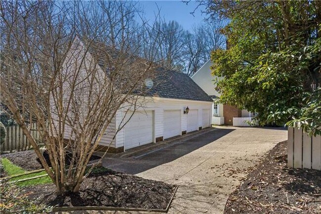 Building Photo - Elegant Townhome in Colonial Williamsburg