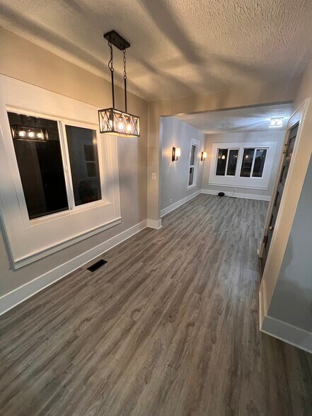 Building Photo - 1410 Center St