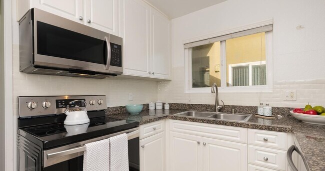 Building Photo - 17181 W Bernardo Dr