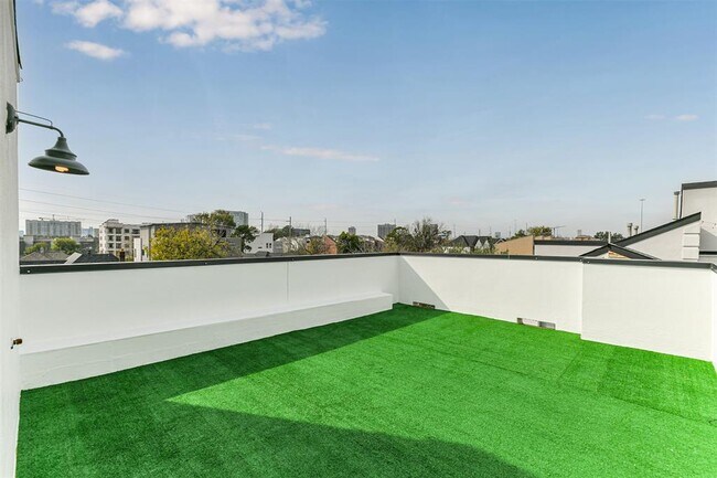 Building Photo - 1529 Rosewood St