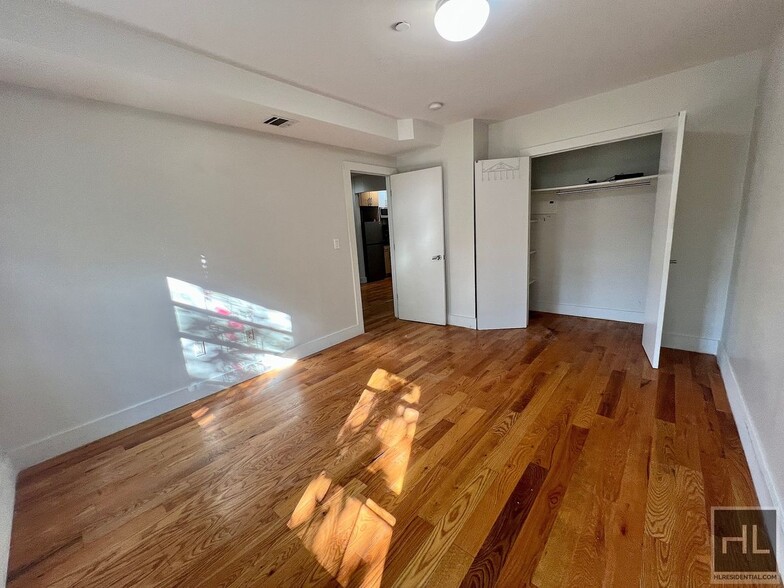 Building Photo - 2BR 1BA w/ Balcony & In Unit Laundry In Bushwick
