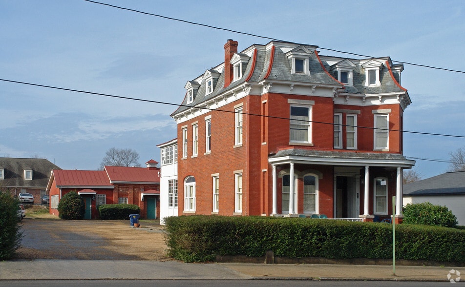 Building Photo - 634 S Sycamore St