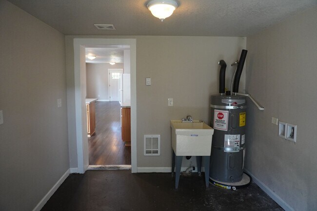 Building Photo - 205 N Hubbard Ave