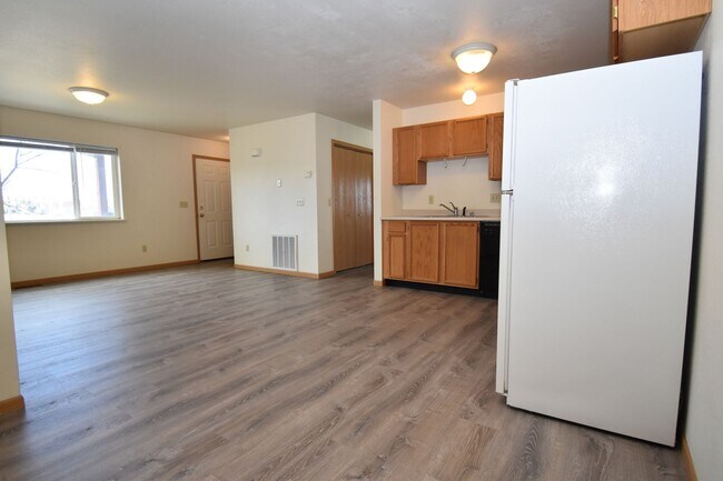Building Photo - Beautiful 2 bedroom apartment with attached garage!