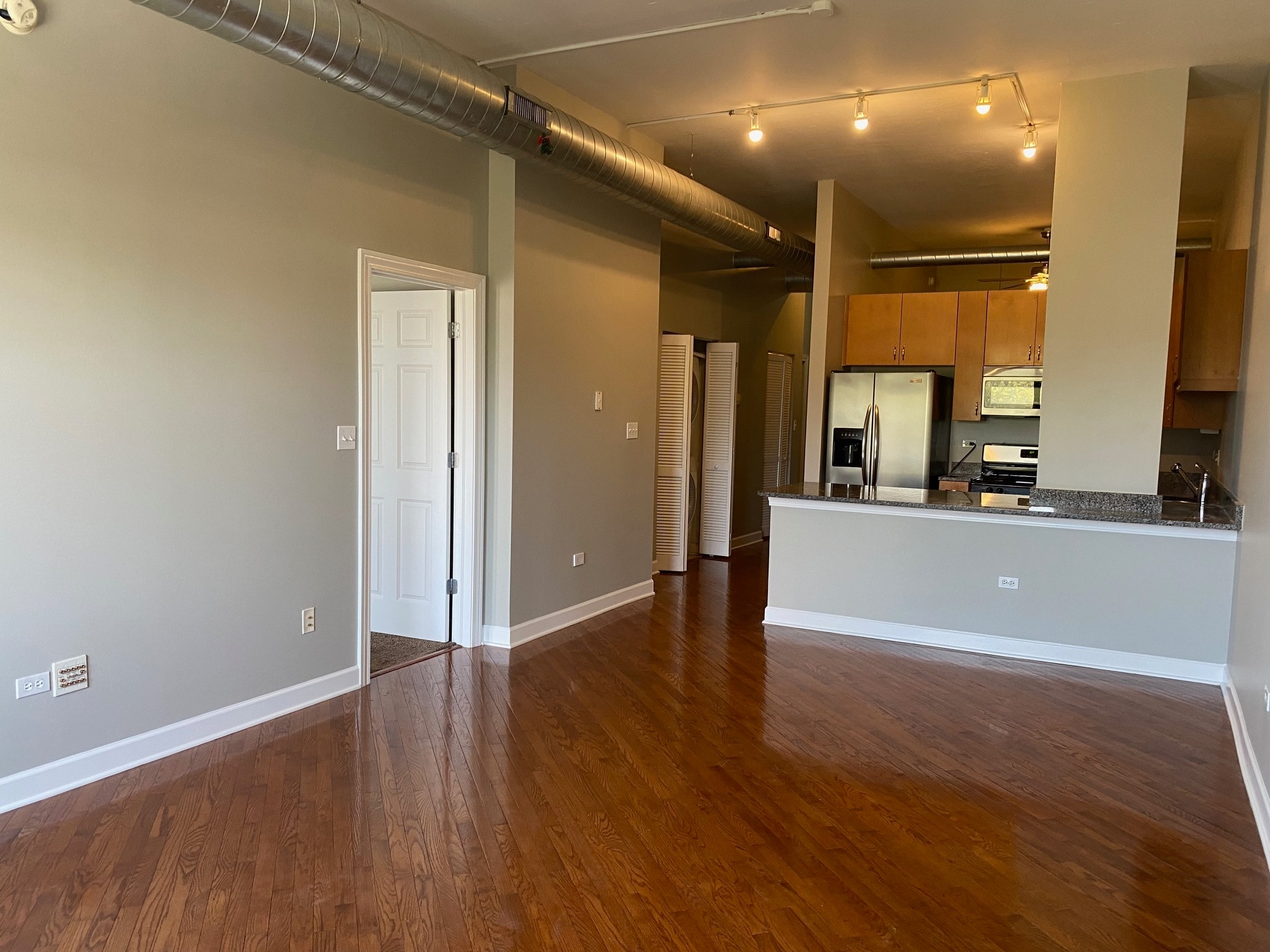 Building Photo - 3125 W Fullerton Ave