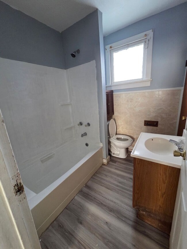 Building Photo - 612 E 14th St