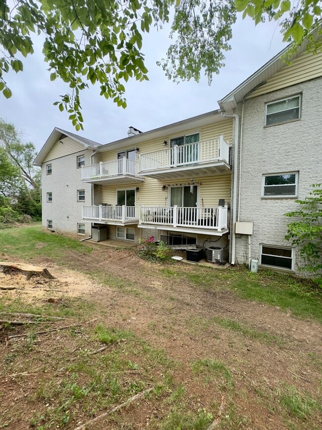 Building Photo - 11 Warren Lodge Ct