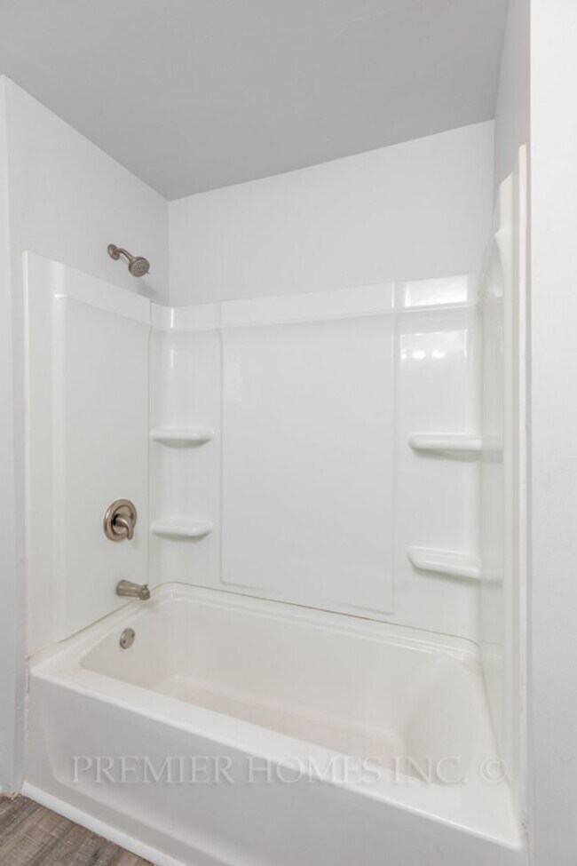 Building Photo - 3 Bedroom Home with Large Front Porch – $1,495/mo