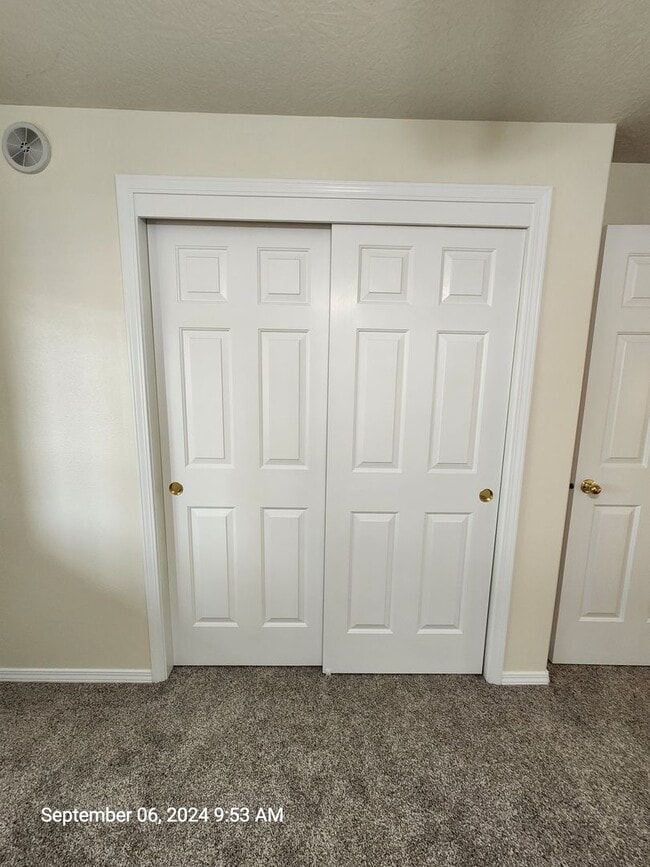 Building Photo - 531 SW Honeysuckle Ct