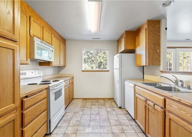 Building Photo - 107 E King Pl