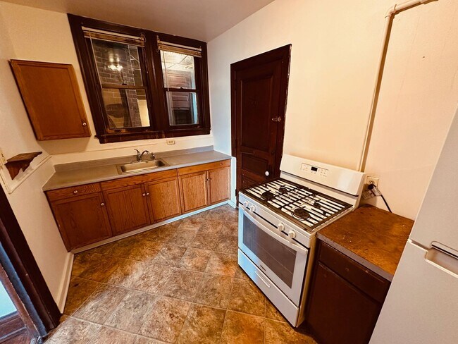 Building Photo - Convenient Downtown Apartment