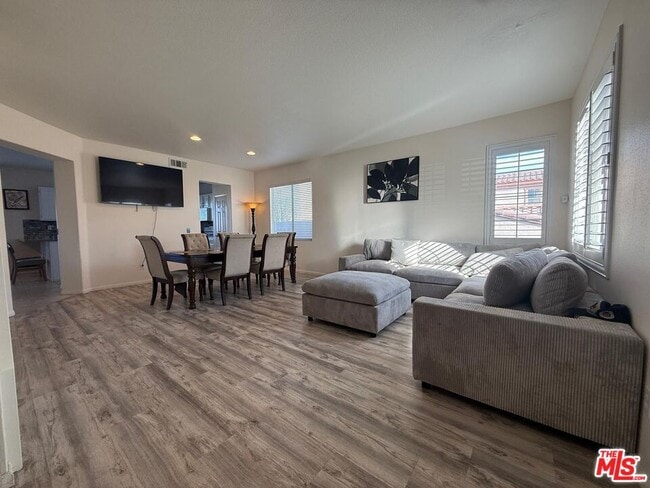 Building Photo - 719 E Ave Q10