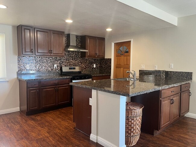 Building Photo - 4 bedroom 2bathroom Home Available now!