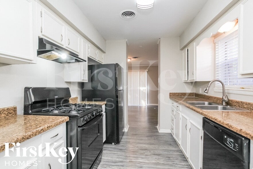 Building Photo - 13322 Oak Leaf Ln