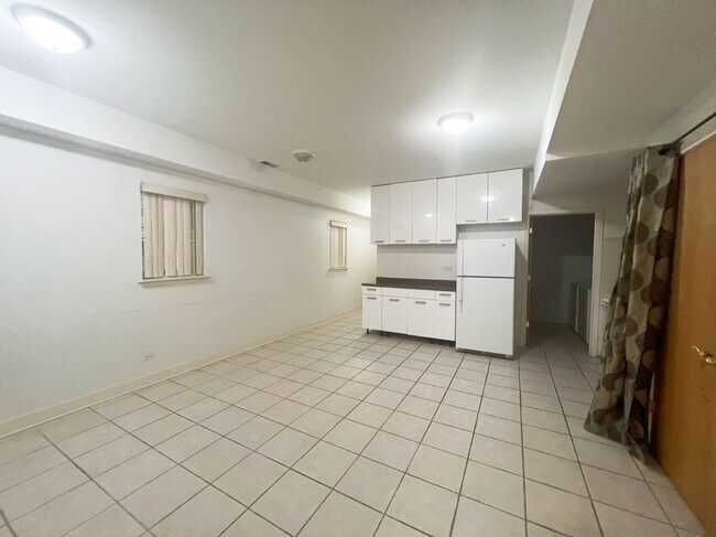 Building Photo - 705 W 31st St