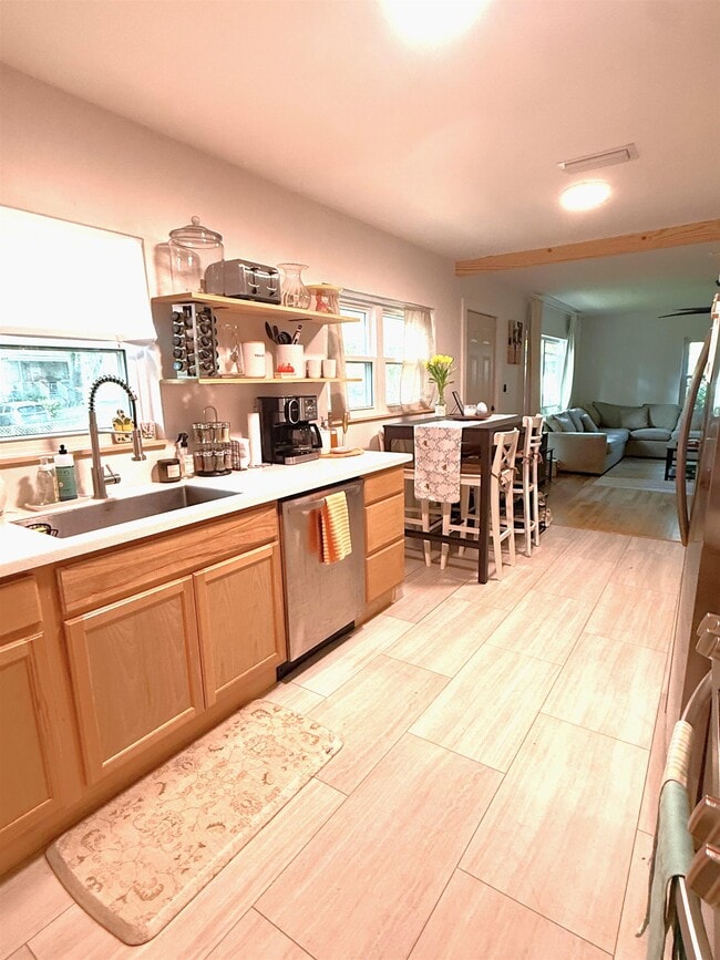 Building Photo - 629 Dart St