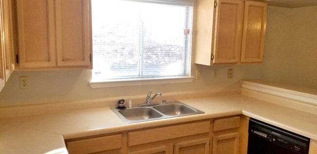 Building Photo - 6928 Crown Ridge Dr