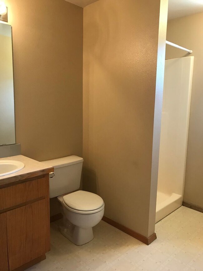 Building Photo - Single level home in NE Bend with huge yard!