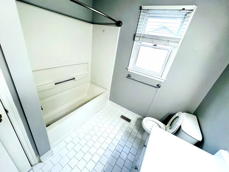 Building Photo - 5551 Robmont Dr