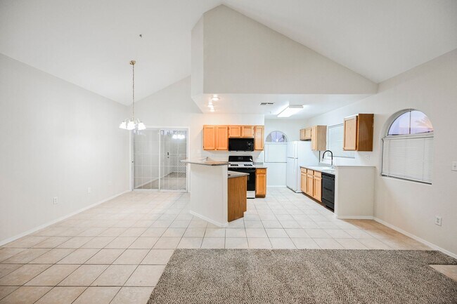 Building Photo - Gated Community townhome, with private garage