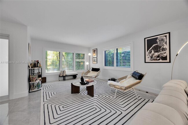 Building Photo - 1117 Alberca St