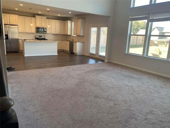 Building Photo - 5650 Mirror Lake Dr
