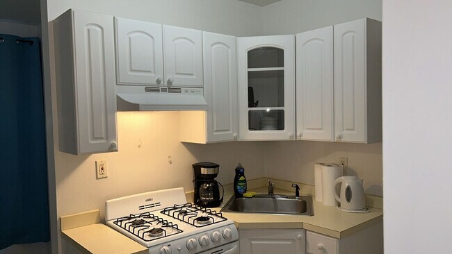 Building Photo - 320 E 96th St