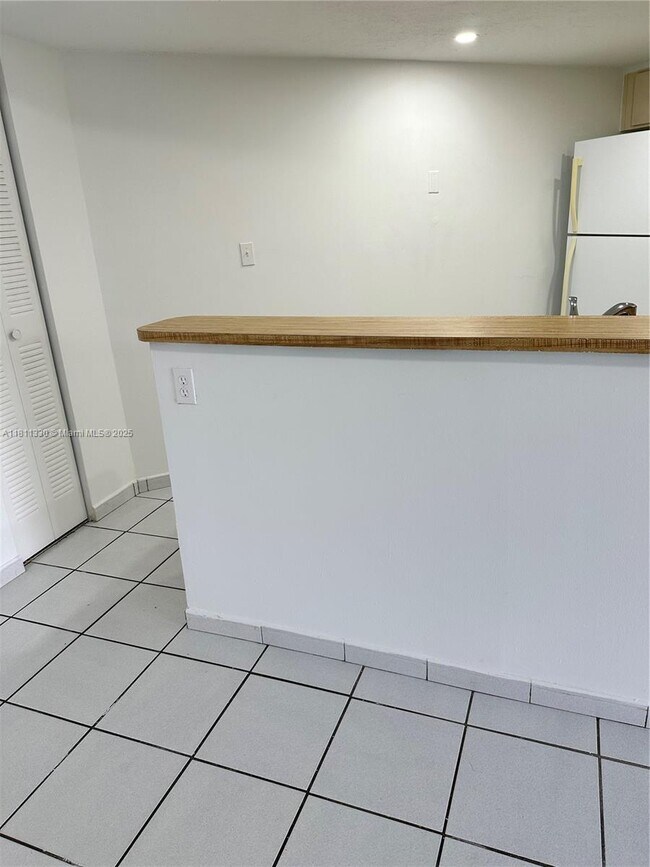 Building Photo - 9431 Fontainebleau Blvd