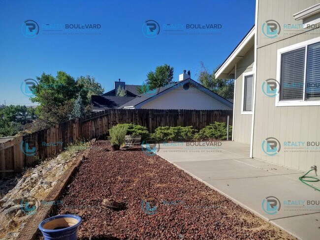 Building Photo - Amazing 4 Bedroom 2.5 Bathroom Home! Locat...