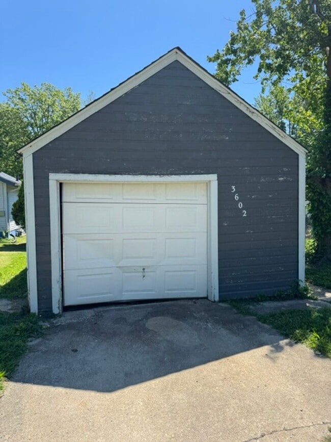 Building Photo - 3602 Robinwood Dr