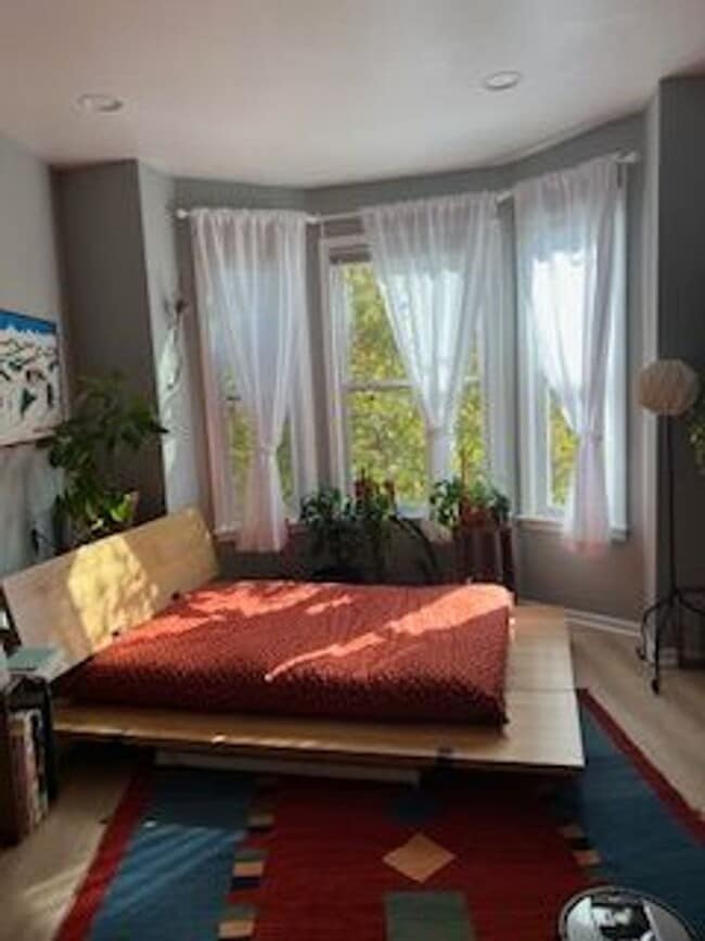 Building Photo - Spacious 3BR w/ In-Unit Laundry – Renovated, Near Yale SOM