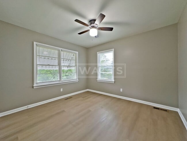 Building Photo - 3-Bedroom with Renovated Bath in Oak Ridge Park Nieghborhood
