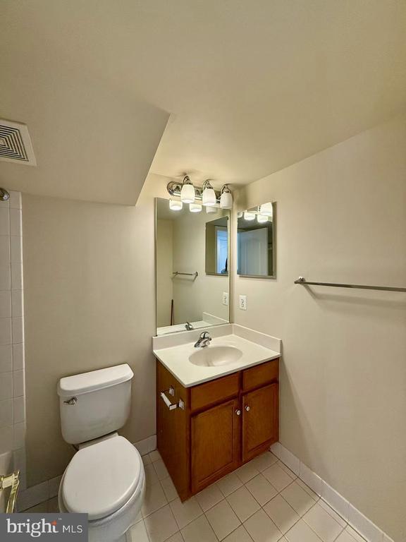 Building Photo - 11818 Regents Park Dr