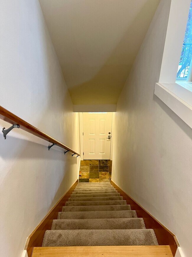 Building Photo - Available 1/0! Cozy townhouse in the Mt Baker neighborhood.