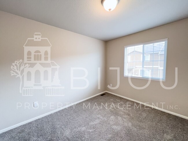 Building Photo - 7661 Silver Larch Pt