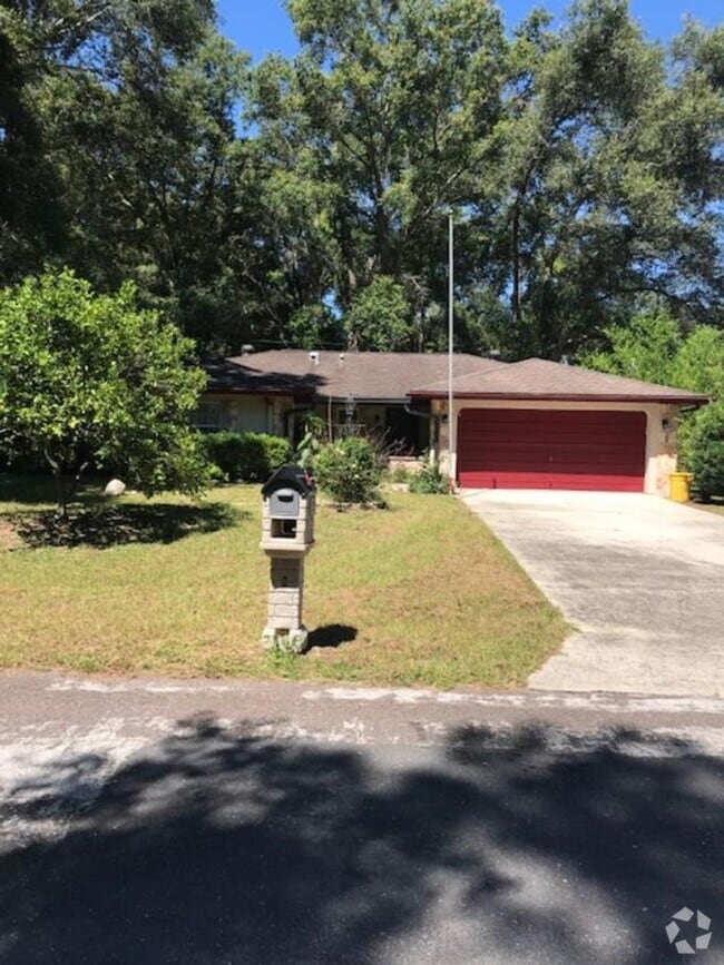 Building Photo - Charming 3/2 Home in Citrus Springs – Fenc...