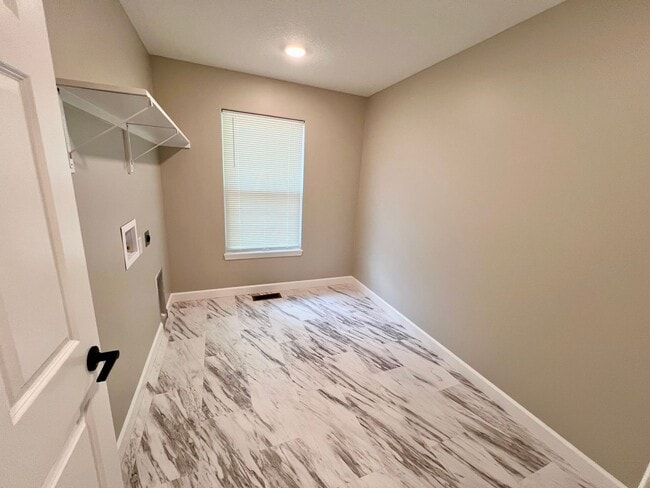 Building Photo - Newly Built 4 Bed/4.5 Bath in Central MHK