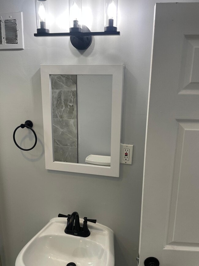 Building Photo - 20934 Hollywood St