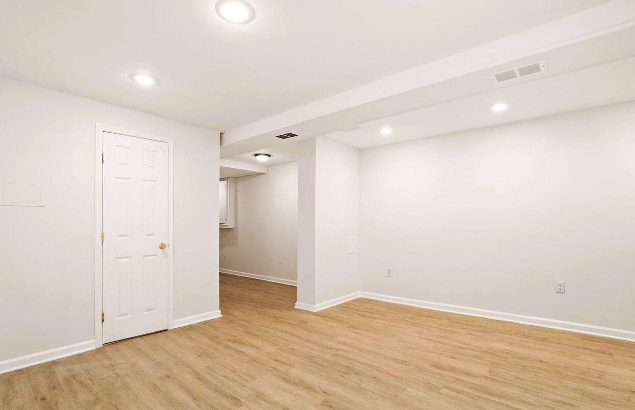 Building Photo - 3608 Elkader Rd
