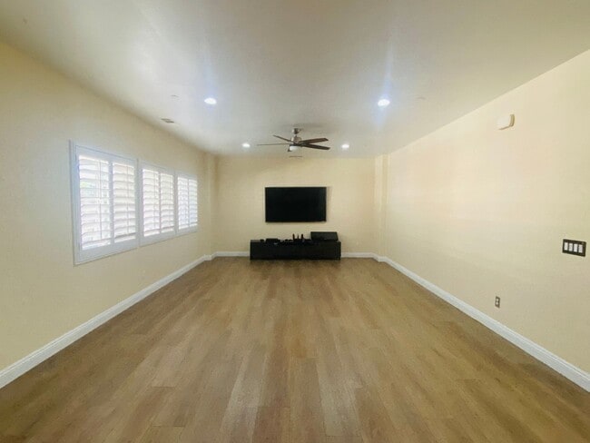 Building Photo - Large beautiful Home in the city of Ontario